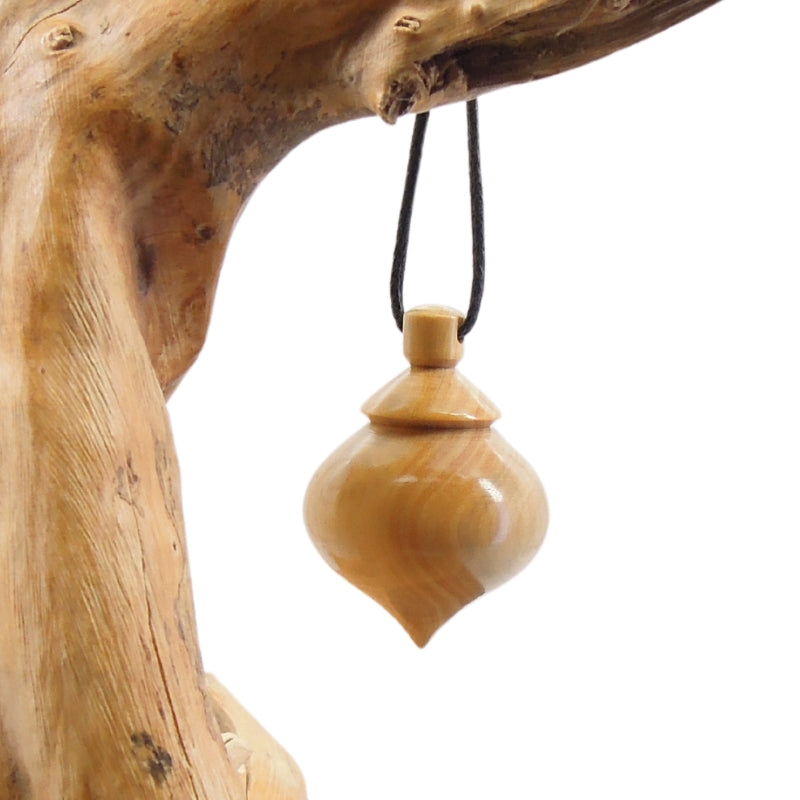 Pendule artisanal de radiesthésie en buis avec oeilleton.