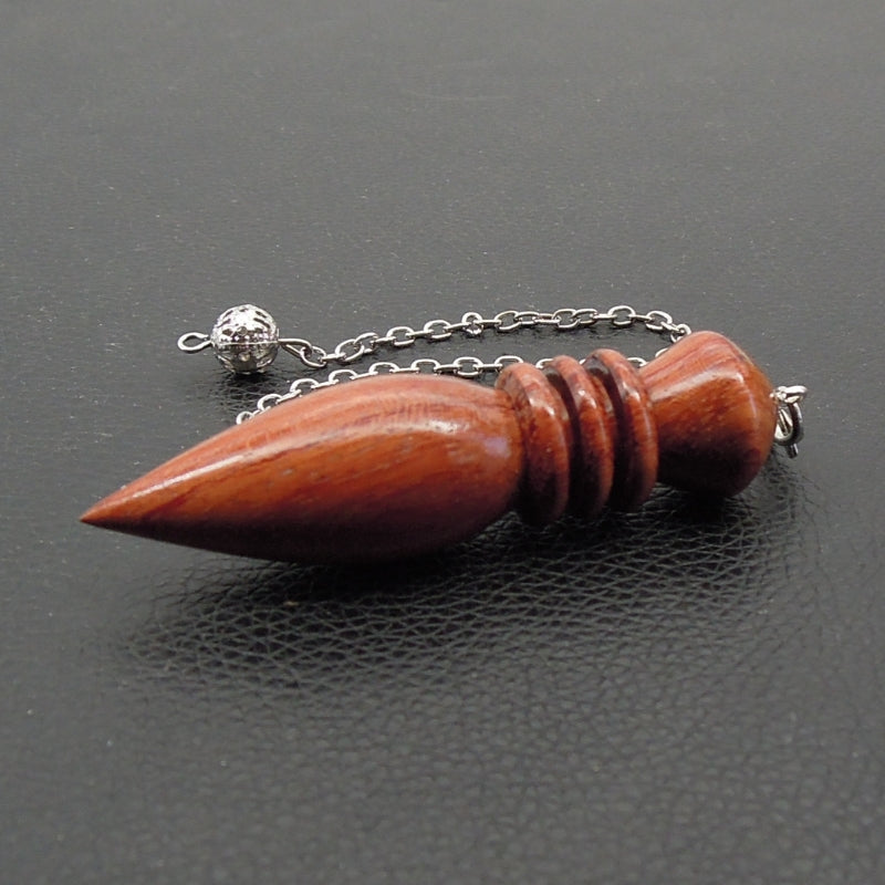 Pendule artisanal de radiesthésie en bubinga avec chainette.