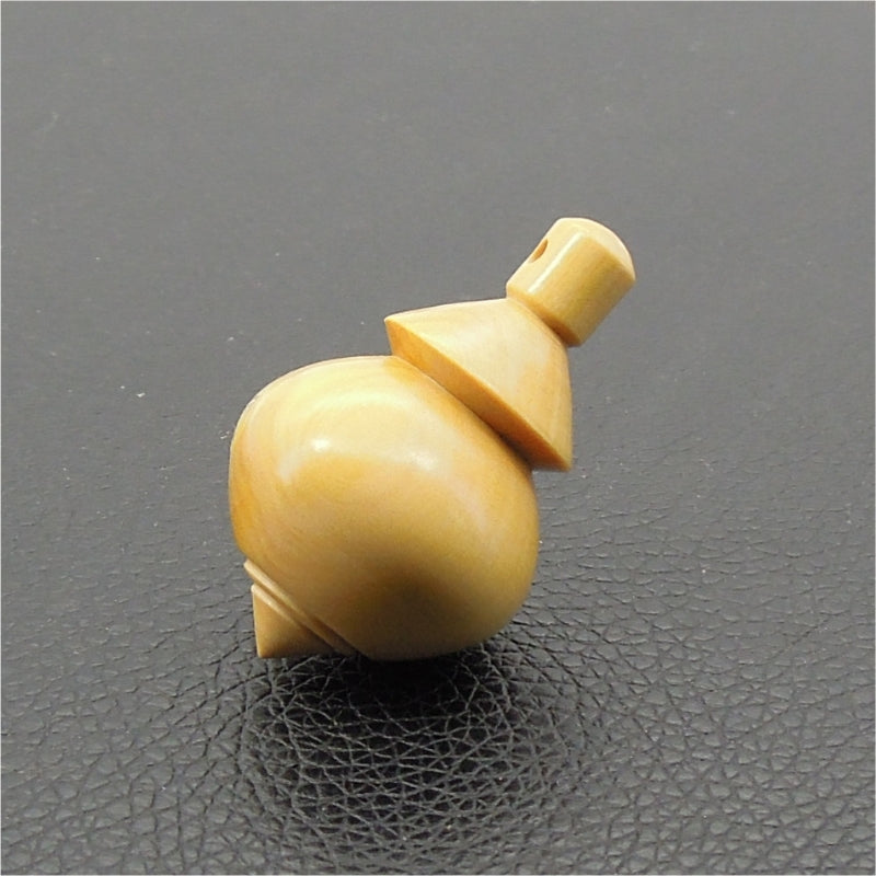 Pendule artisanal de radiesthésie en buis avec oeilleton.