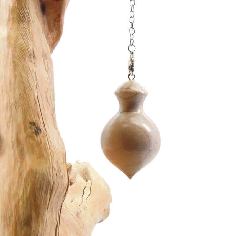 Pendule artisanal divinatoire de radiesthésie en magnolia avec chainette.