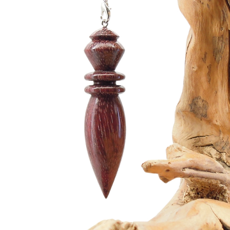 Pendule artisanal de radiesthésie en amarante avec chainette.