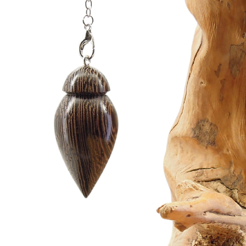 Pendule artisanal de radiesthésie en wenge avec chainette.