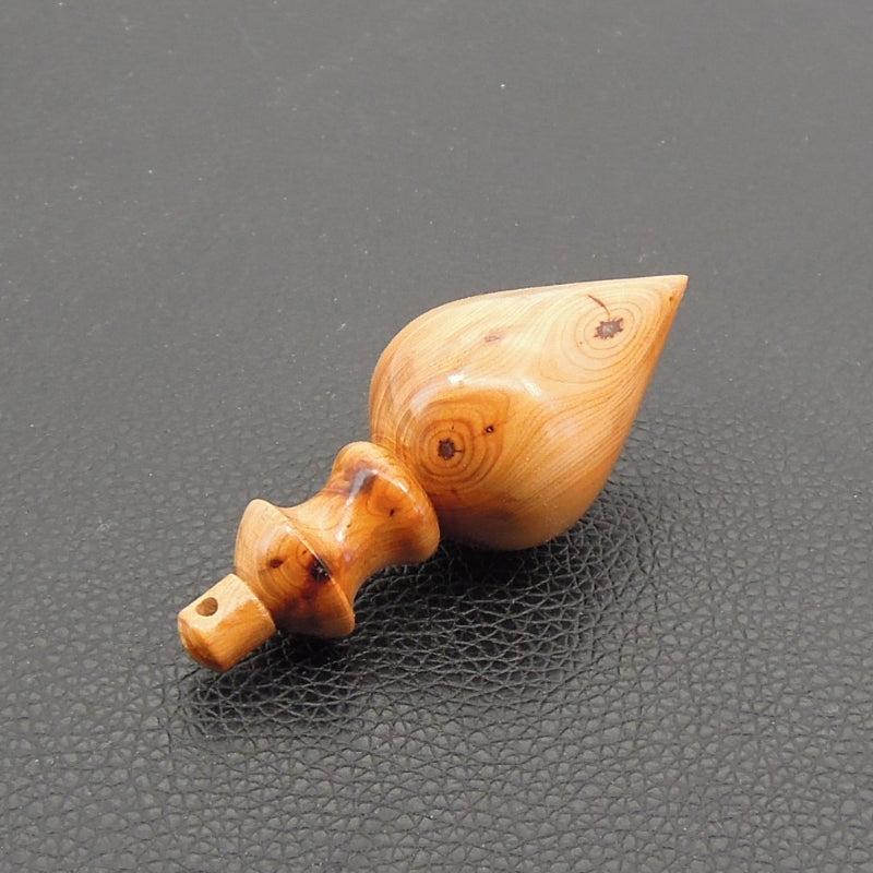 Pendule artisanal divinatoire en if avec oeilleton..