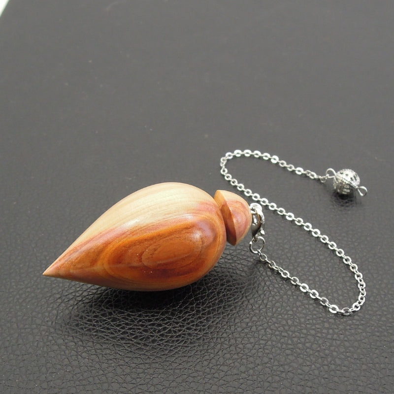 Pendule artisanal de radiesthésie en pêcher avec chainette.