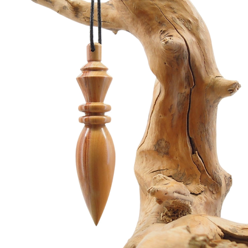Pendule artisanal de radiesthésie en pêcher avec oeilleton.