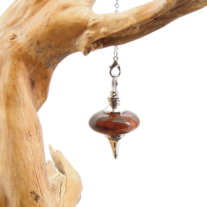 Pendule artisanal de radiesthésie en cocobolo avec chainette et monture métal.