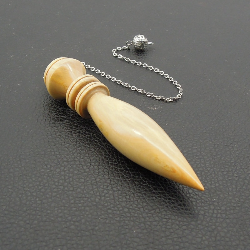 Pendule artisanal divinatoire en buis avec chainette.