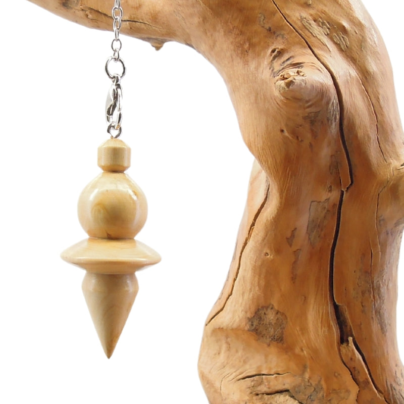 Pendule artisanal de radiesthésie en buis avec chainette.