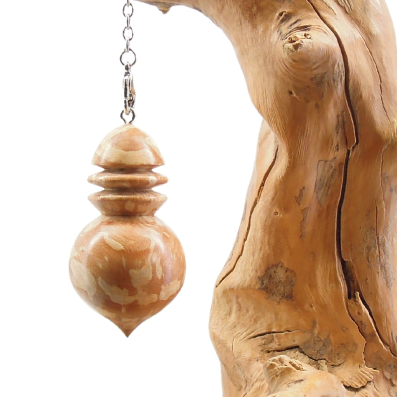Pendule artisanal de radiesthésie en bois indéterminé avec chainette