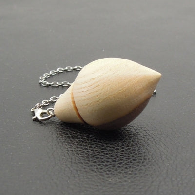 Pendule artisanal de radiesthésie en nerprun avec chainette.