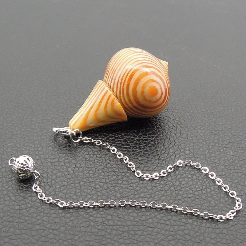 Pendule artisanal divinatoire de radiesthésie en résineux avec chainette.