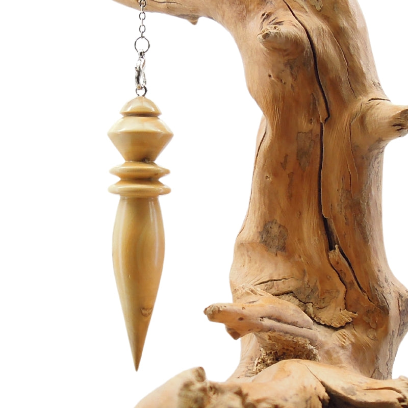 Pendule artisanal divinatoire en buis avec chainette.