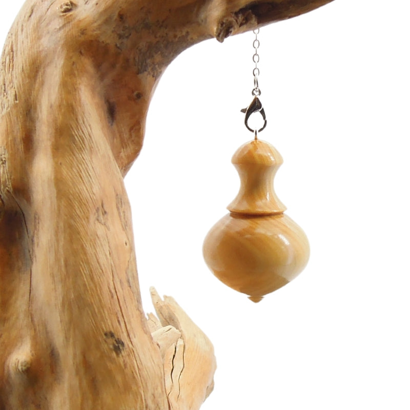 Pendule artisanal de radiesthésie en buis avec chainette.