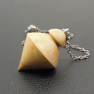 Pendule artisanal de radiesthésie en buis avec chainette.