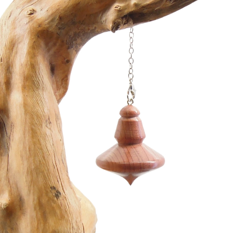 Pendule artisanal de radiesthésie en cèdre rose avec chainette
