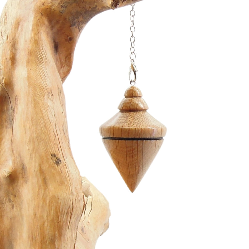 Pendule artisanal divinatoire de radiesthésie en chêne plombé avec chainette.