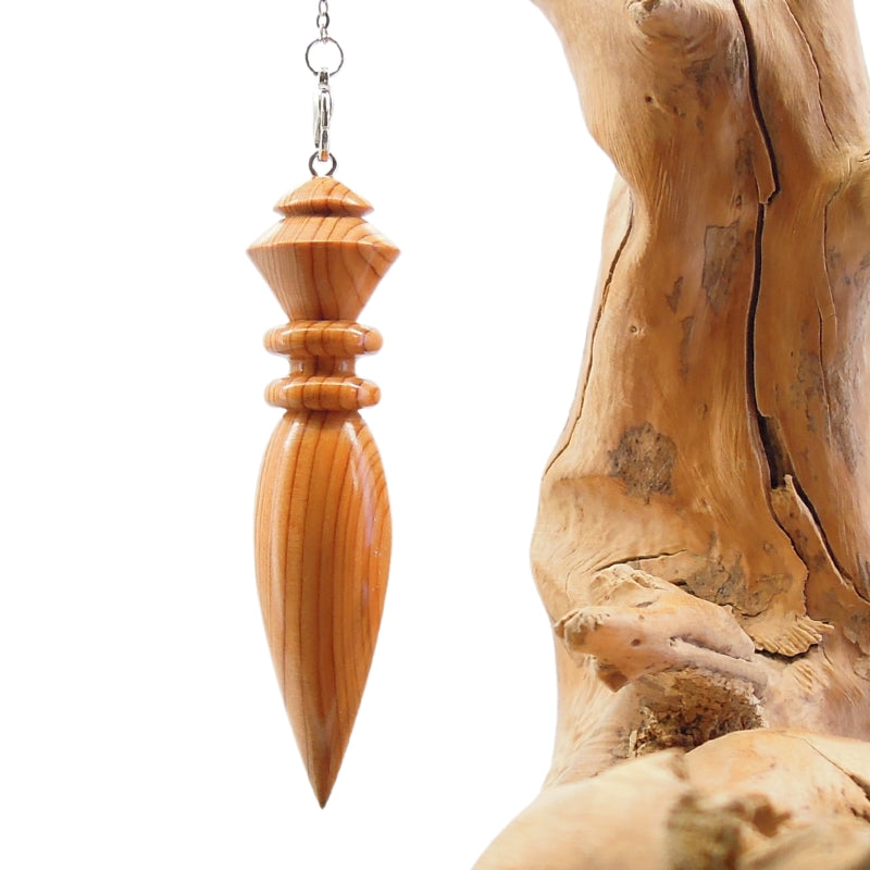 Pendule artisanal divinatoire en if avec chainette.