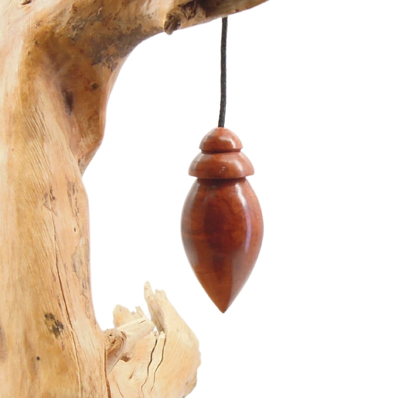 Pendule artisanal divinatoire en racine de bruyère avec cordon collé