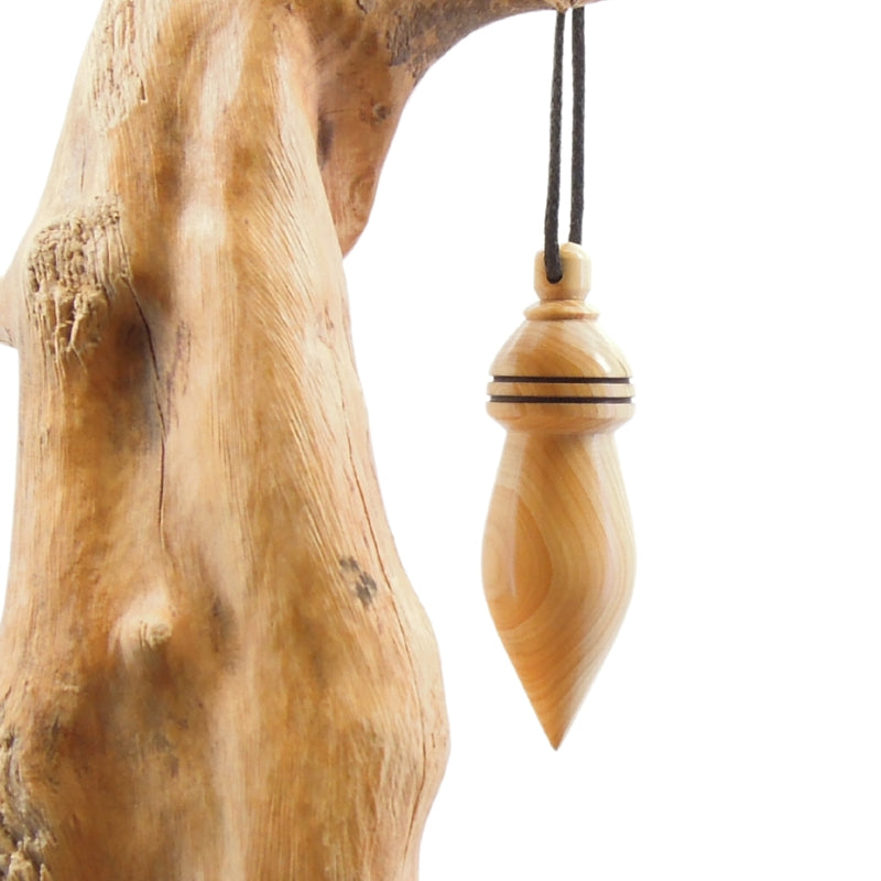 Pendule artisanal de radiesthésie en buis avec oeilleton.