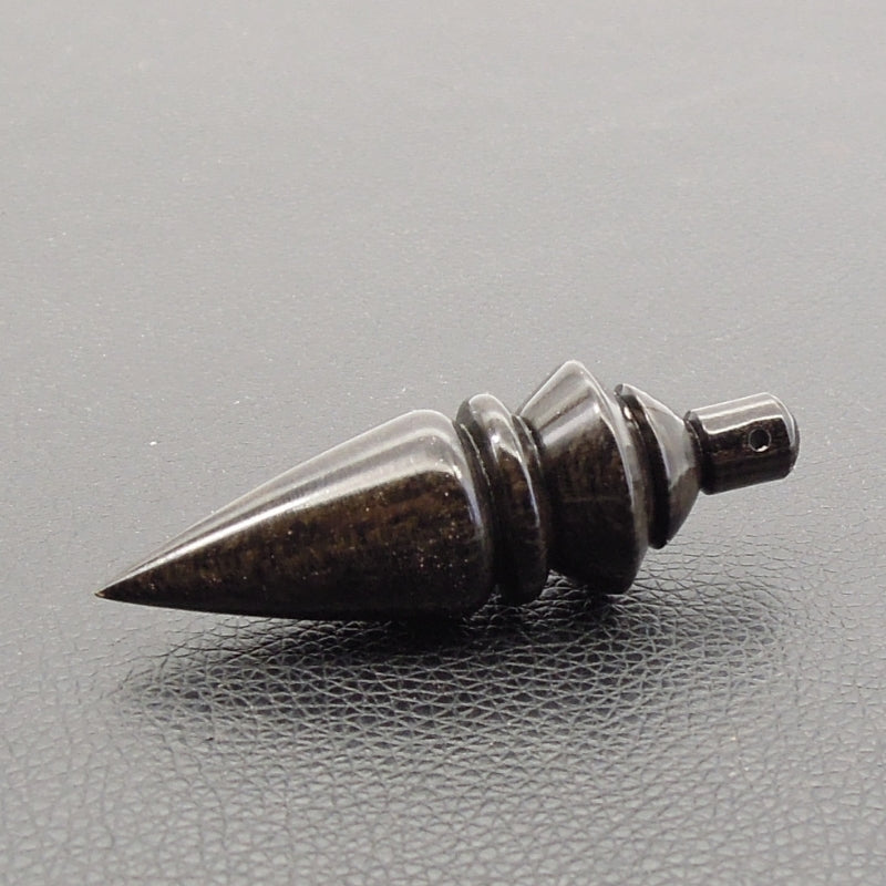 Pendule artisanal de radiesthésie en ébène avec oeilleton.