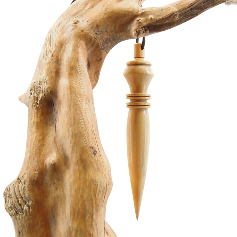Pendule artisanal de radiesthésie en buis avec oeilleton.