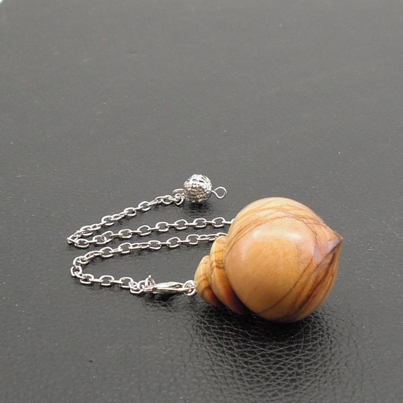 Pendule artisanal divinatoire en olivier avec chainette.
