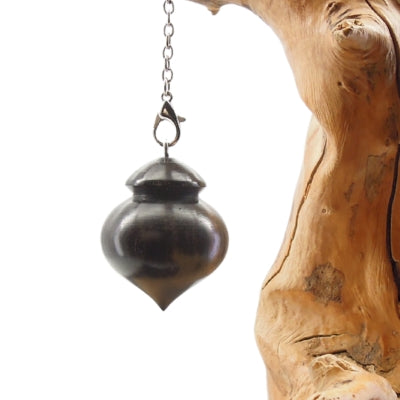Pendule artisanal de radiesthésie en ébène avec chainette.