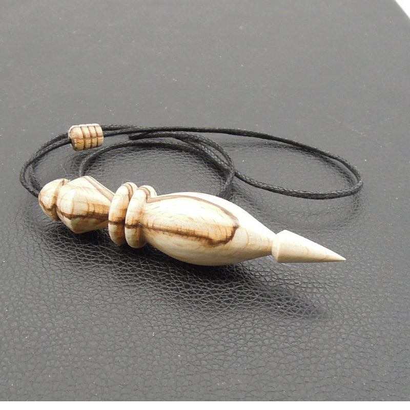 Pendule artisanal de radiesthésie en hêtre échauffé avec cordon collé.