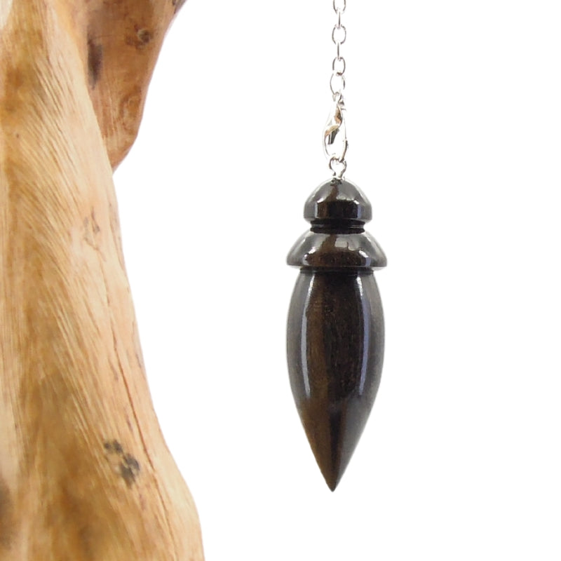 Pendule artisanal de radiesthésie en ébène avec chainette.