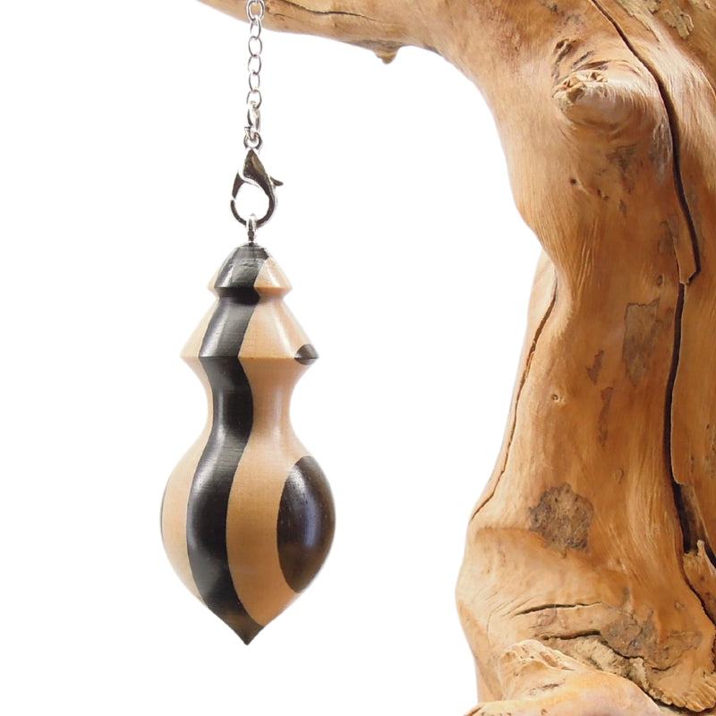 Pendule artisanal de radiesthésie en buis et ébène avec chainette.