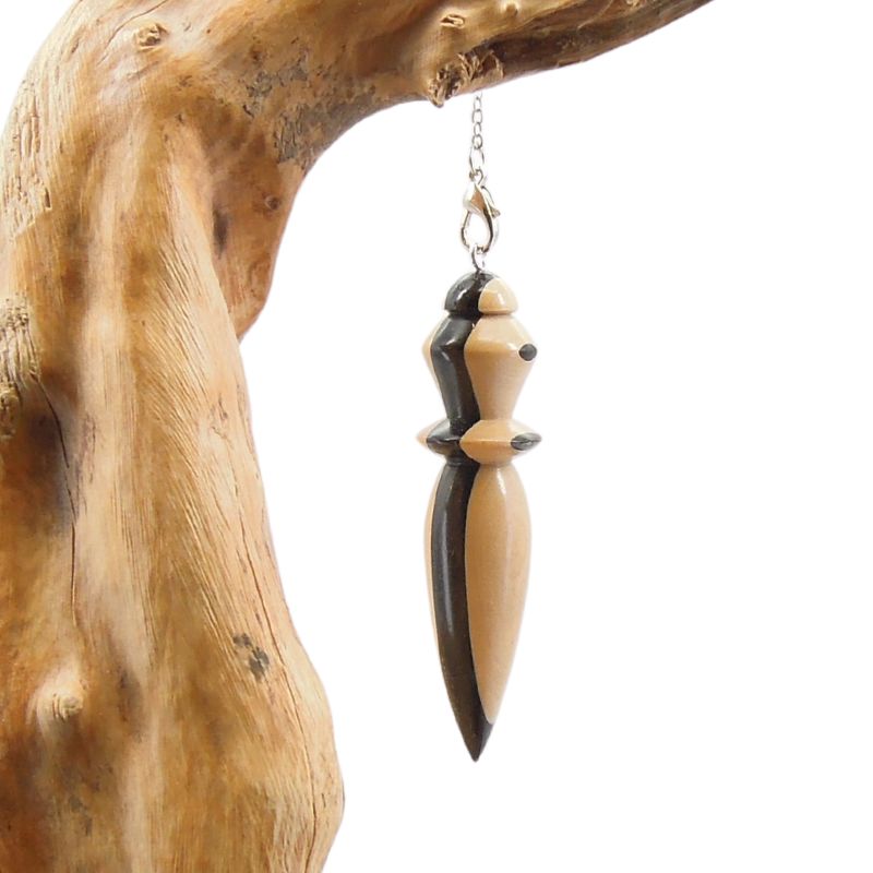 Pendule artisanal de radiesthésie en buis et ébène avec chainette.