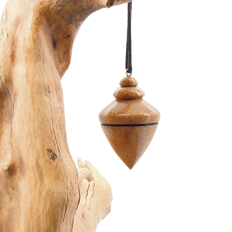 Pendule artisanal divinatoire de radiesthésie en chêne avec chainette.