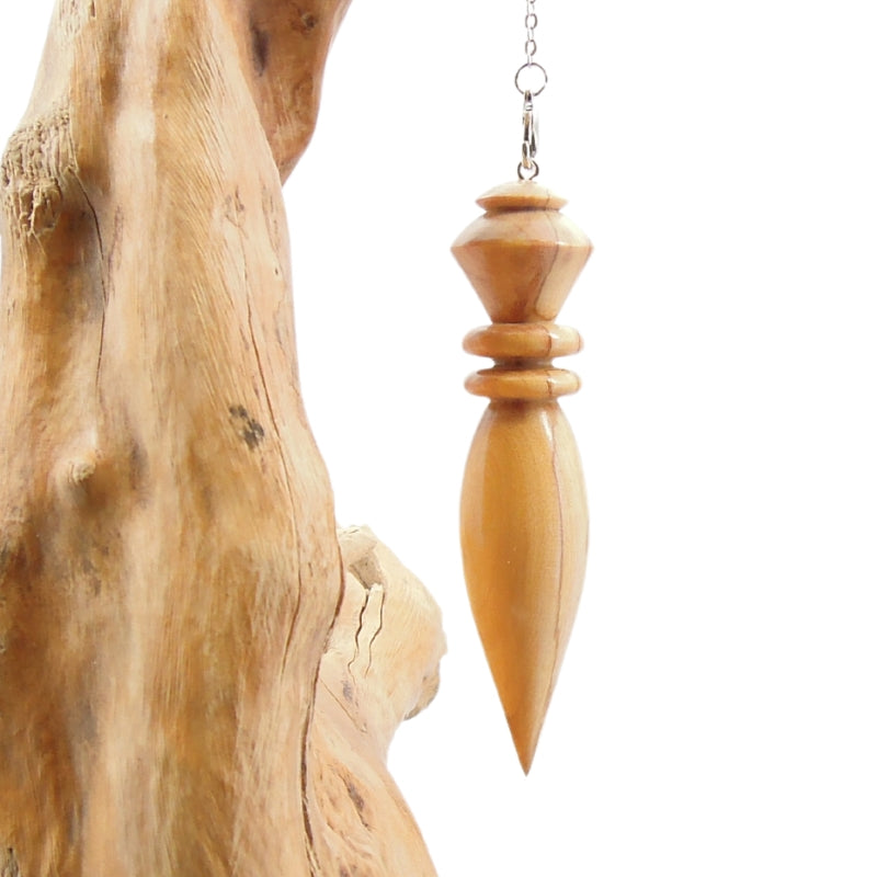Pendule artisanal en olivier avec chainette.
