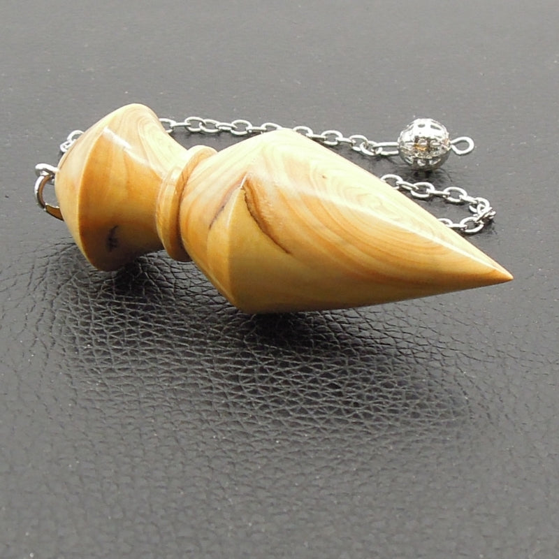 Pendule artisanal de radiesthésie en buis avec chainette.