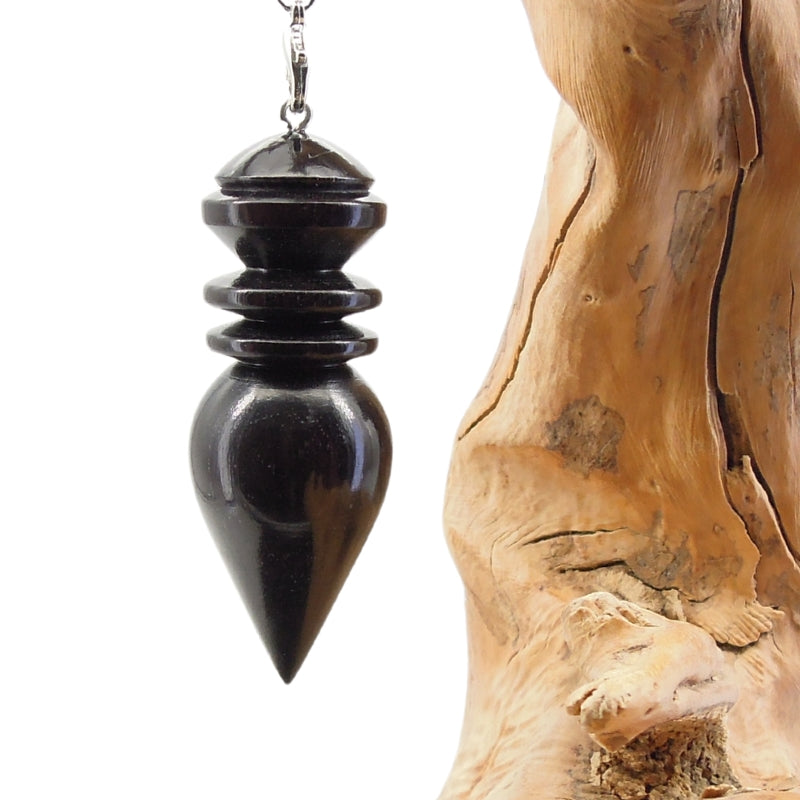 Pendule artisanal divinatoire de radiesthésie en ébène avec chainette.