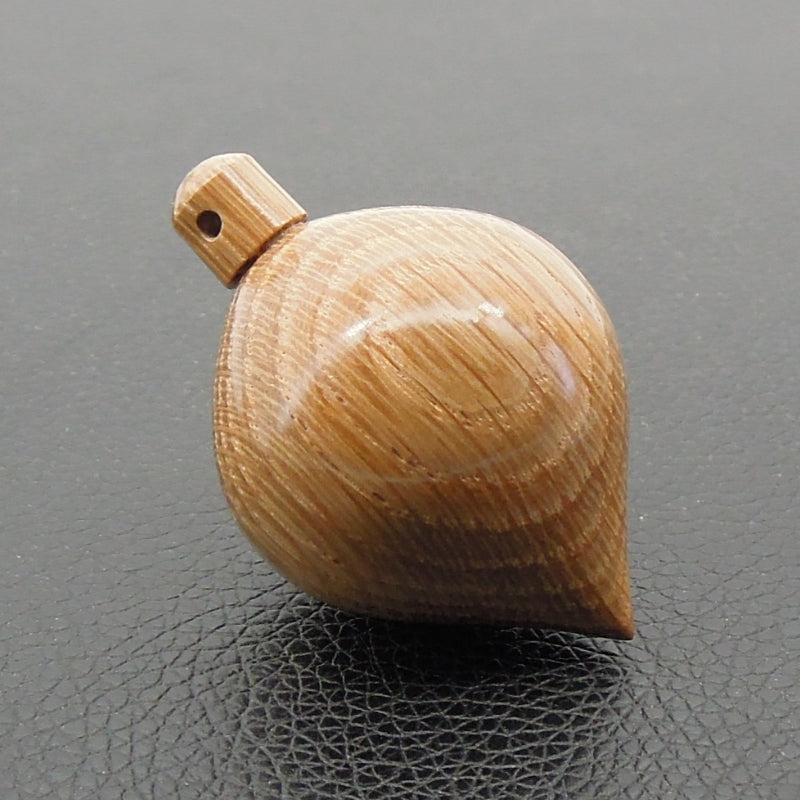 Pendule artisanal divinatoire de radiesthésie en chêne avec oeilleton.