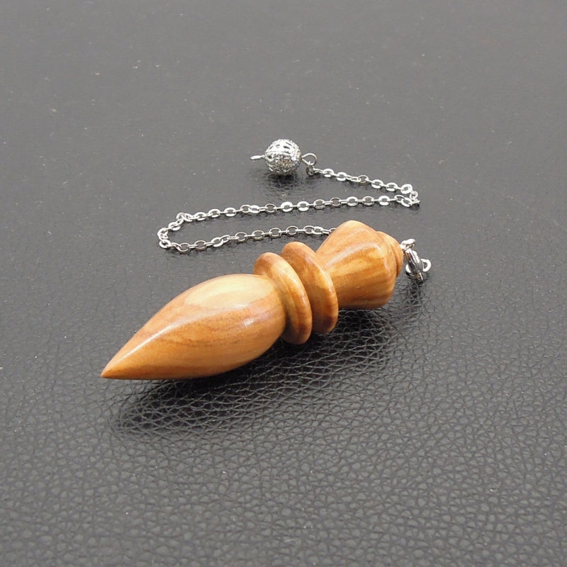 Pendule artisanal de radiesthésie en olivier avec chainette.