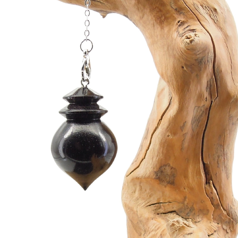 Pendule artisanal divinatoire de radiesthésie en ébène avec chainette.
