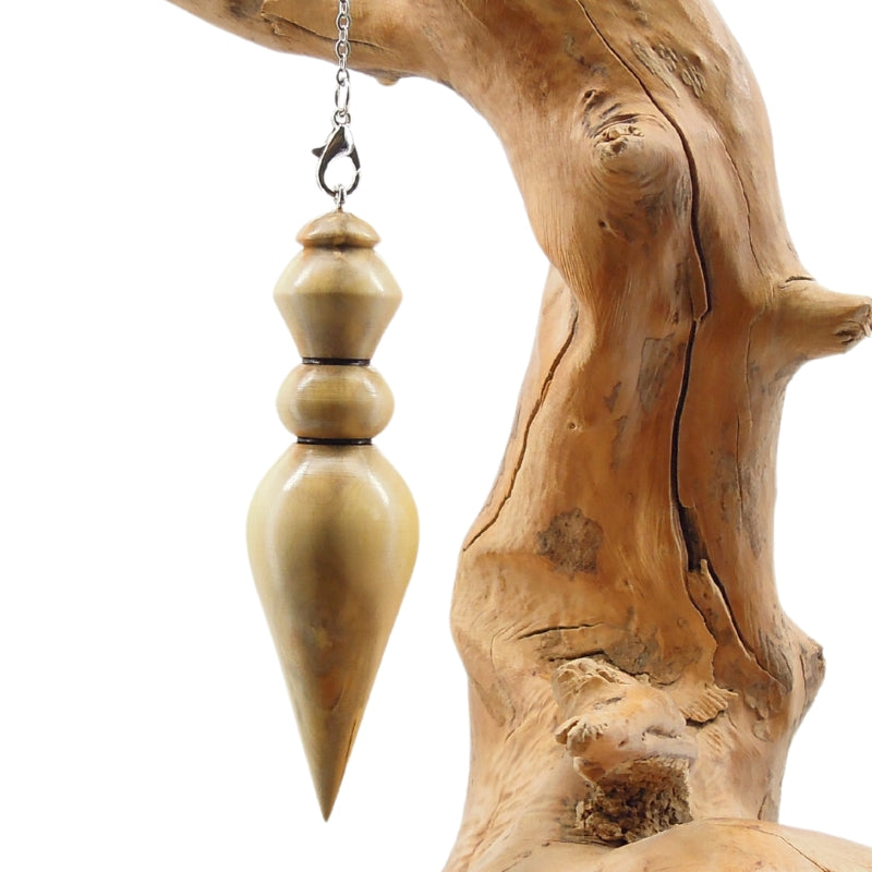 Pendule artisanal divinatoire en buis avec chainette.