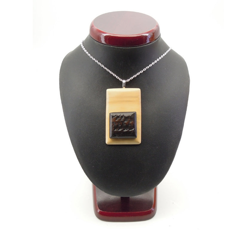 Bijou en buis et ébène