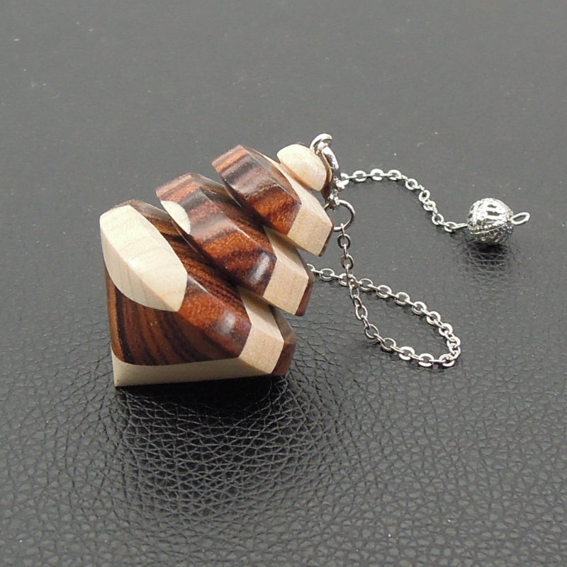 Pendule artisanal de radiesthésie en palissandre santos et érable avec chainette.