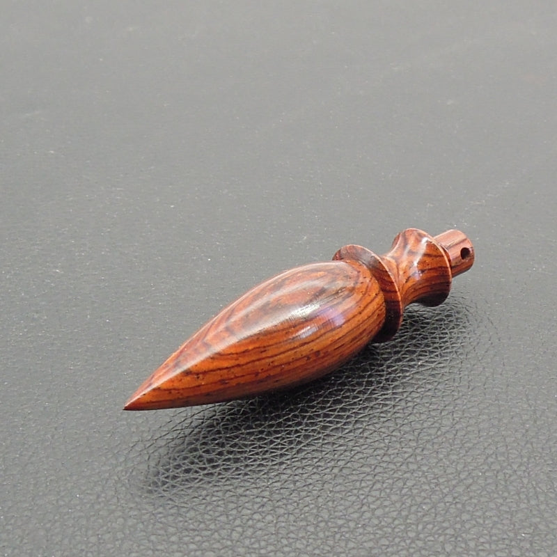 Pendule artisanal divinatoire en cocobolo avec oeilleton.