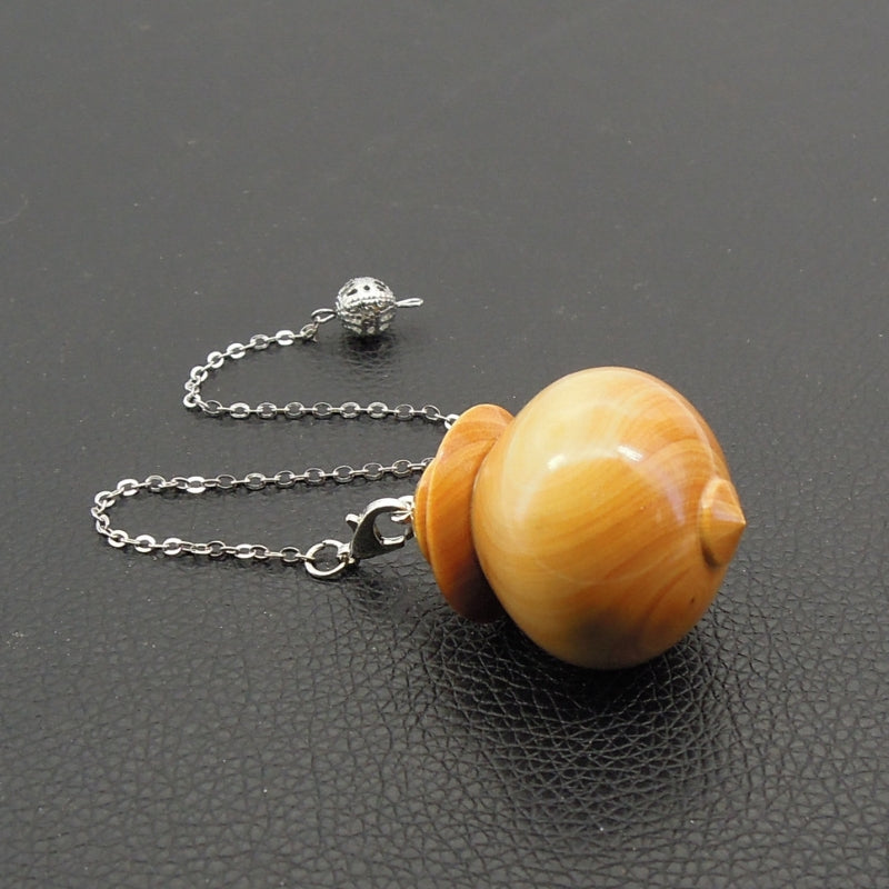 Pendule artisanal divinatoire de radiesthésie en buis avec chainette.