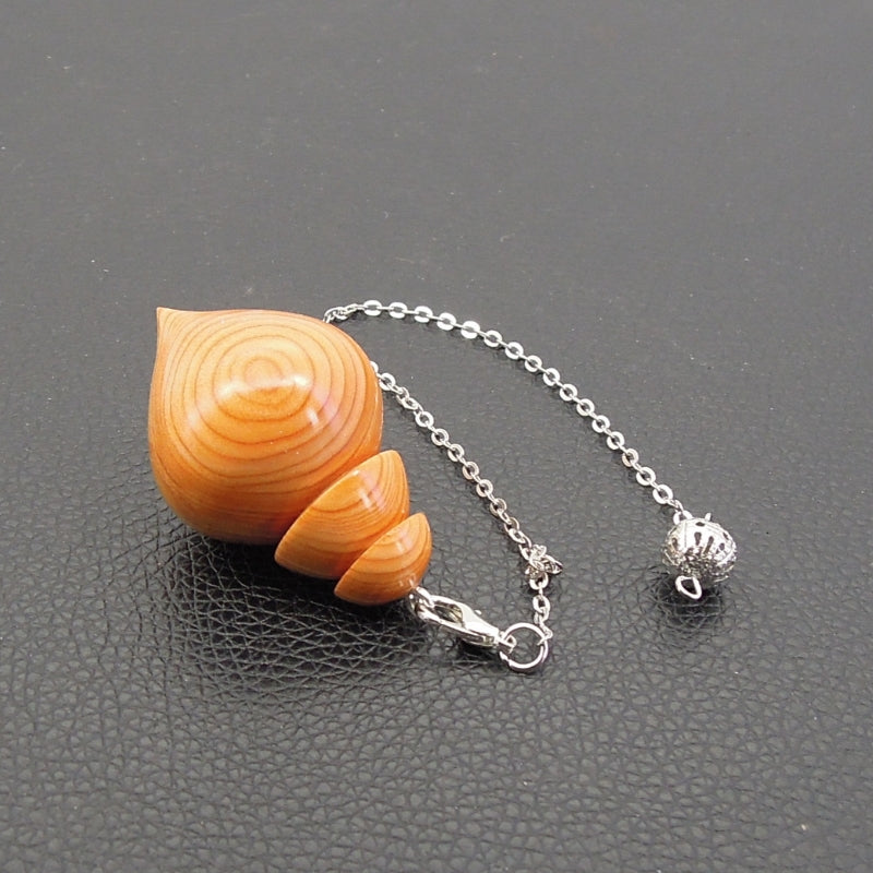 Pendule artisanal divinatoire en if avec chainette.
