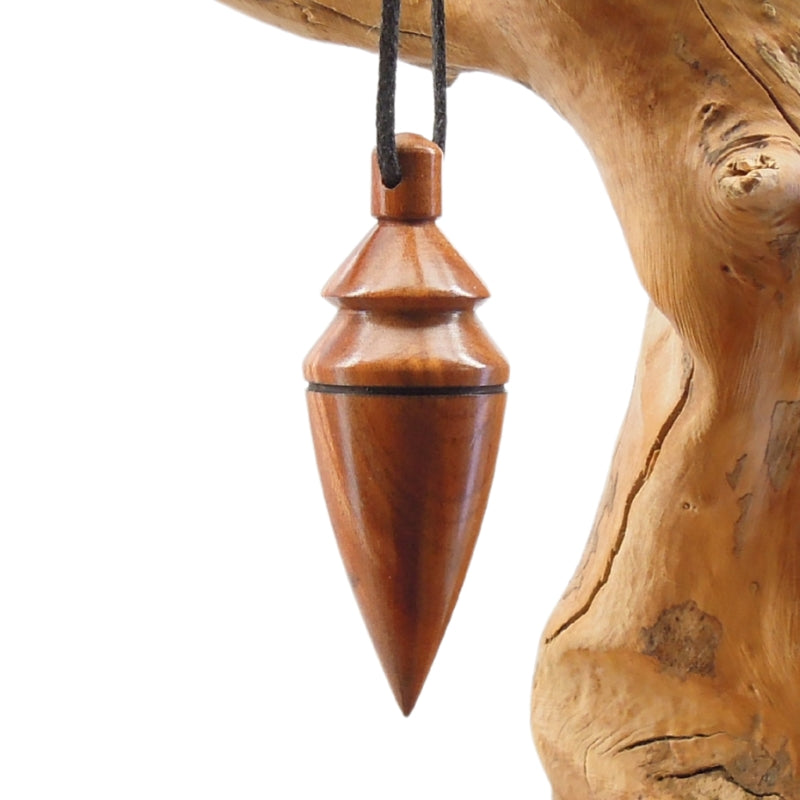 Pendule artisanal de radiesthésie en prunier avec oeilleton.