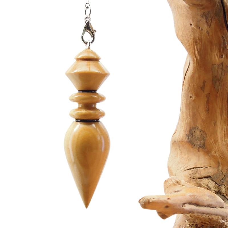 Pendule artisanal de radiesthésie en buis avec chainette.
