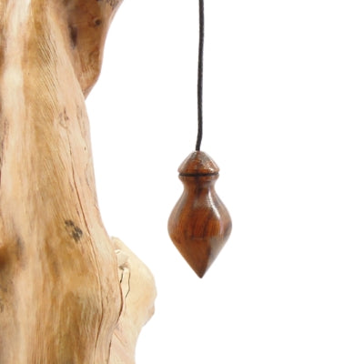 Pendule artisanal de radiesthésie en bois exotique avec cordon collé