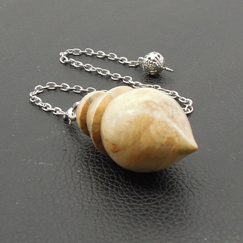 Pendule artisanal divinatoire en charme avec chainette.