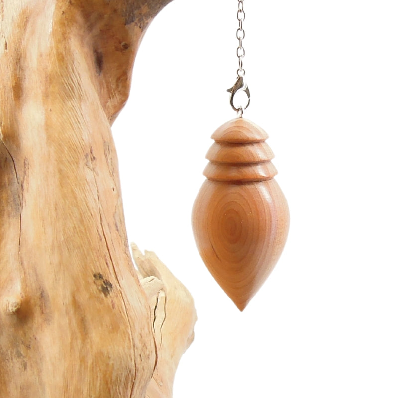 Pendule artisanal de radiesthésie en merisieravec chainette.