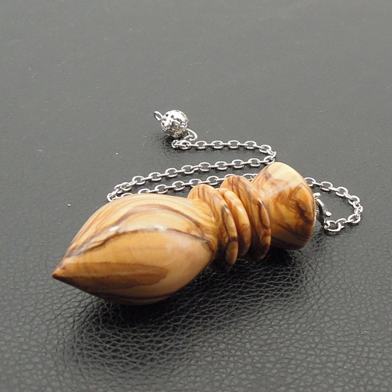 Pendule artisanal divinatoire en olivier avec chainette..